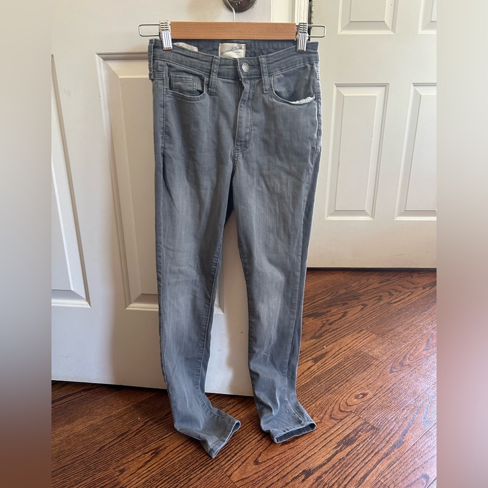Women’s 25 regular Universal Thread jeans